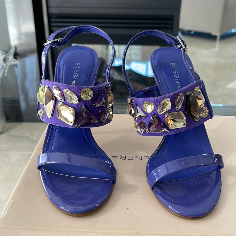 BCBGeneration sz6 periwinkle patent/suede w/silver heels & stones leather upper